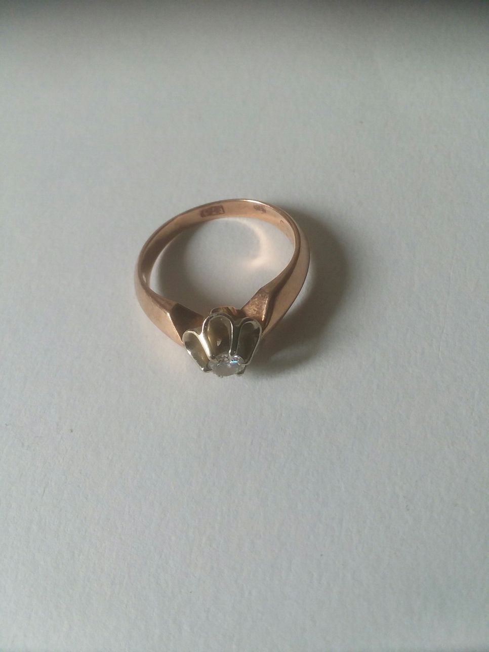 Vintage 14K gold ladies size 8 ring with diamond.