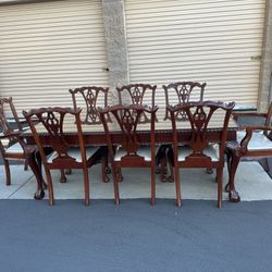 Beautiful Dining Table With Glass On Top And 8 Chairs/ Hermosa Mesa Con Vidrio Arriba Y 8 Sillas