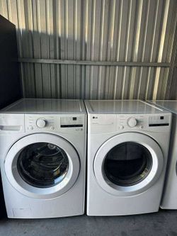 LG white front-loading smart washer and dryer/ Lavadora y secadora nuevas carga frontal LG