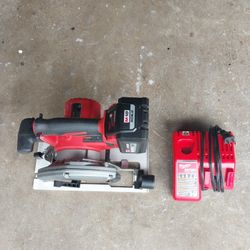 Milwaukee Circular Saw 6 -  1/2"  Lilibit  Used  Barry  and  Charger   are  Brand New 