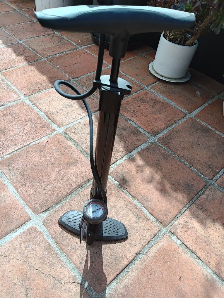 Bicycle floor pump with pressure gauge