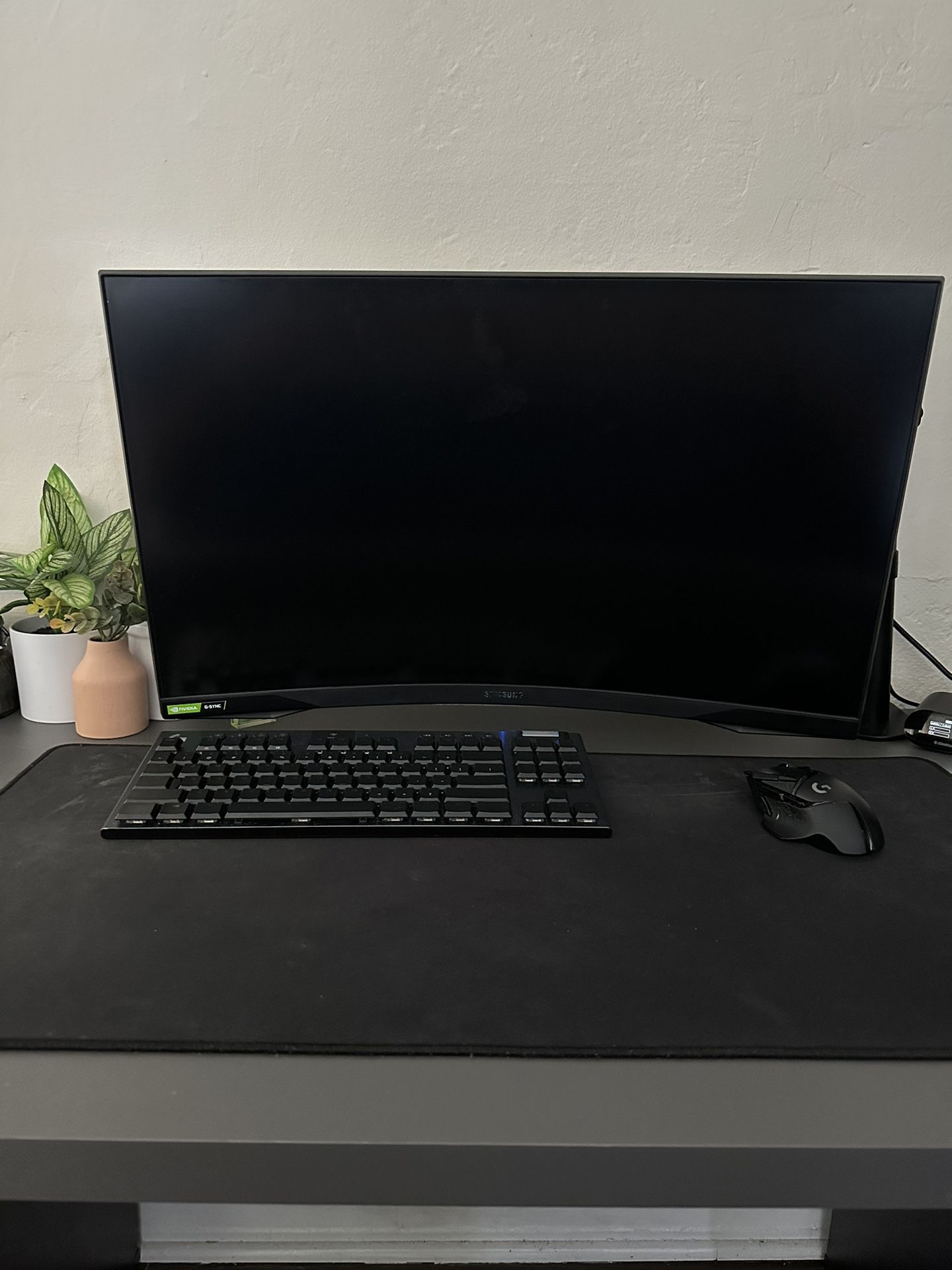 Samsung G7 27” QHD 240Hz curved gaming monitor for Sale in Glendale, CA