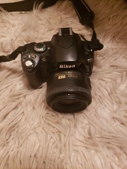 Nikon D40 dslr with 35mm 1.8 fixed prime lens and 16gb wifi sd card