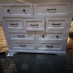 Beautiful dresser Pp