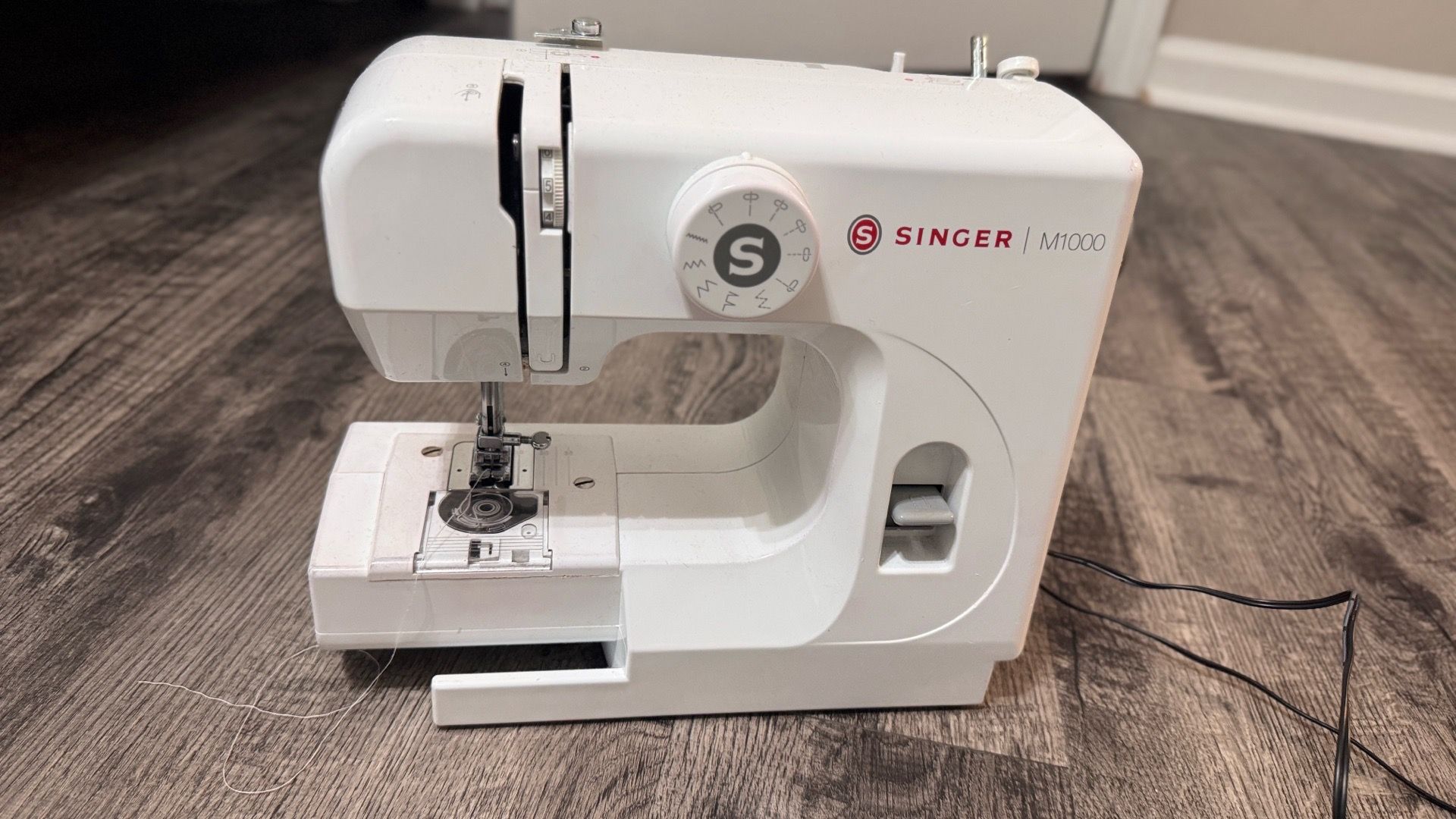 Singer M1000 Sewing Machine – Compact & Beginner Friendly
