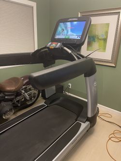 Life Fitness Platinum Club Series Treadmill 