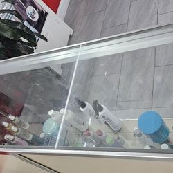 Se Vende Vitrina Para Salom De Belleza O Para Lo Que Usd Quiera Utilizarla En Muy Buen Precios  150 Dolares En Muy Buen Estado No Esta Nada Dañada 