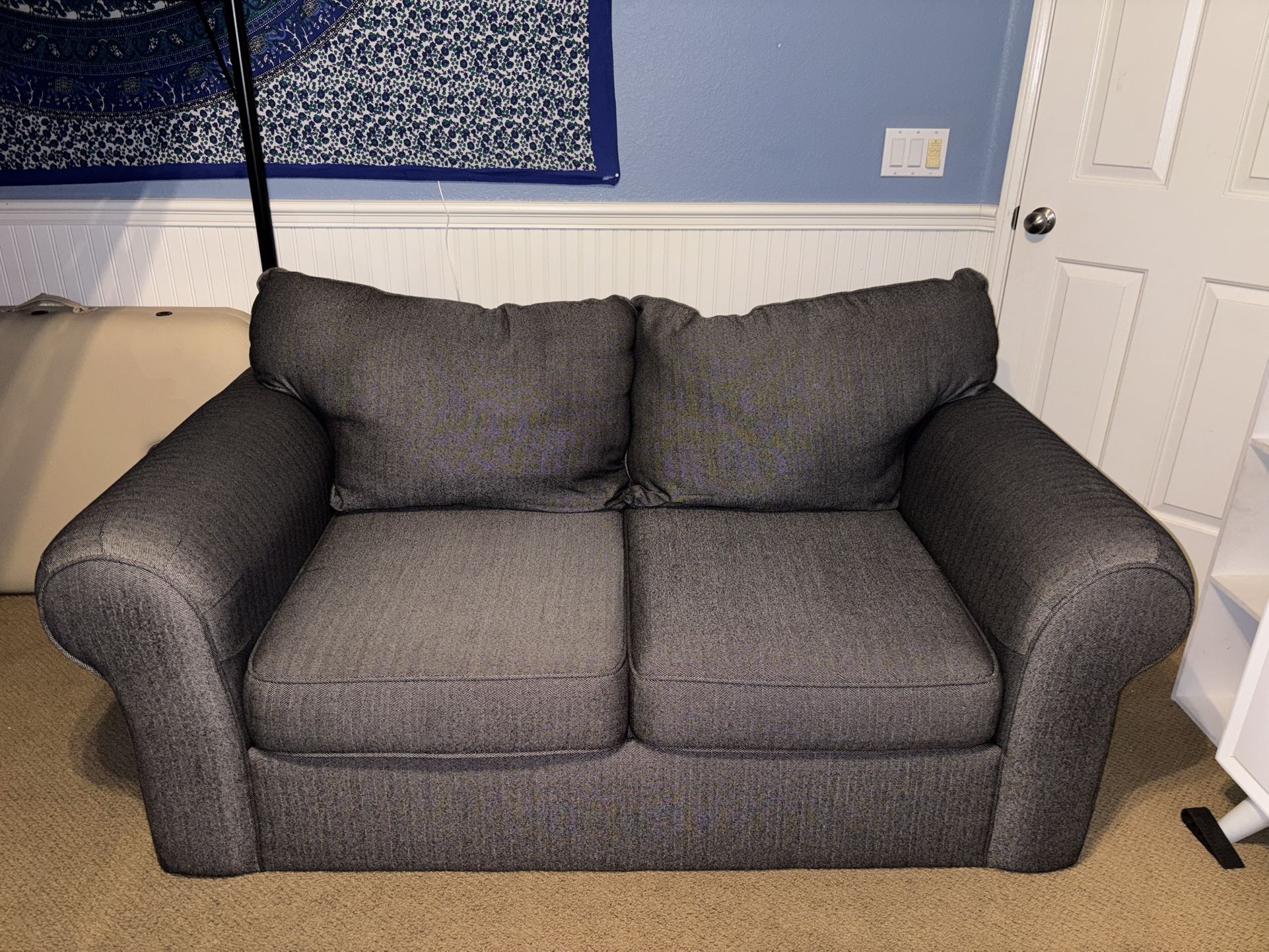 Comfy Dark Gray Loveseat – Excellent Condition! 📍 Pickup in