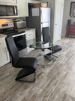 Adjustable height dining room table