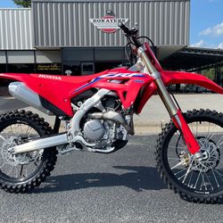 I fix bikes, electric, gas and mountain.