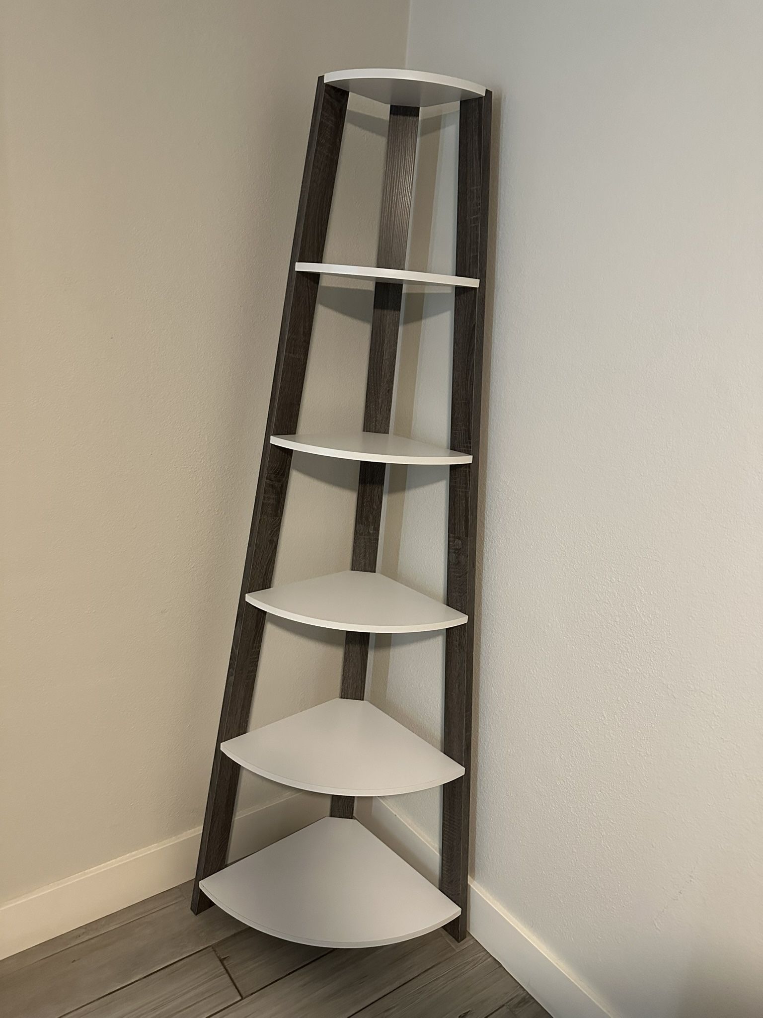 Corner shelf