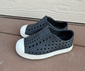 Toddler size 8 native shoes