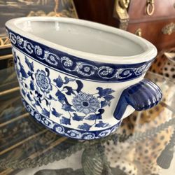 Beautiful Asian Chinese Chinoiserie Blue & White Footbath Planter $50.
