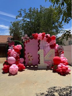 Strawberry shortcake balloon decor