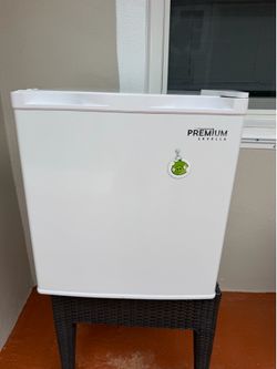 For sale Premium Levella 1.6 Cubic Foot Manual Defrost Mini Refrigerator with Chiller Compartment and Can Dispenser in White
