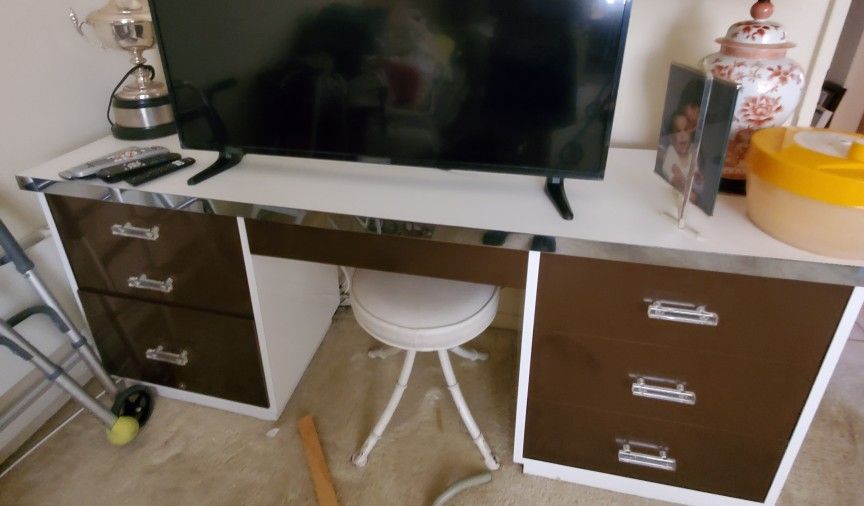 Vintage Brown/White Mica Desk / Corner Desk