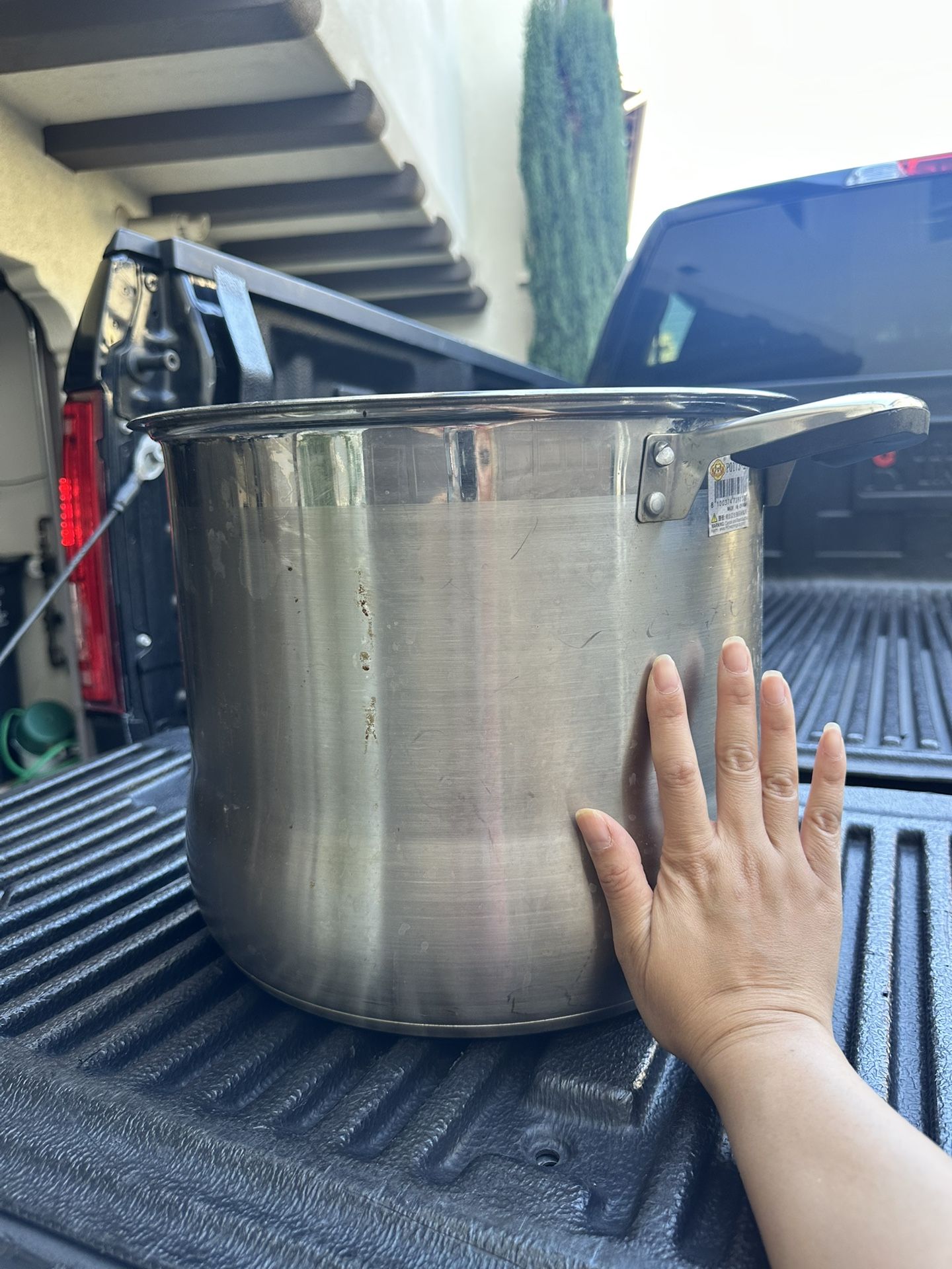 Extra large cooking pot