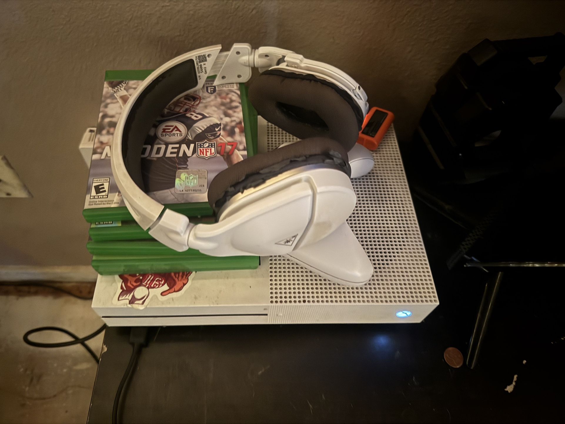 Xbox One S Comes With A Controller And Bluetooth Headset