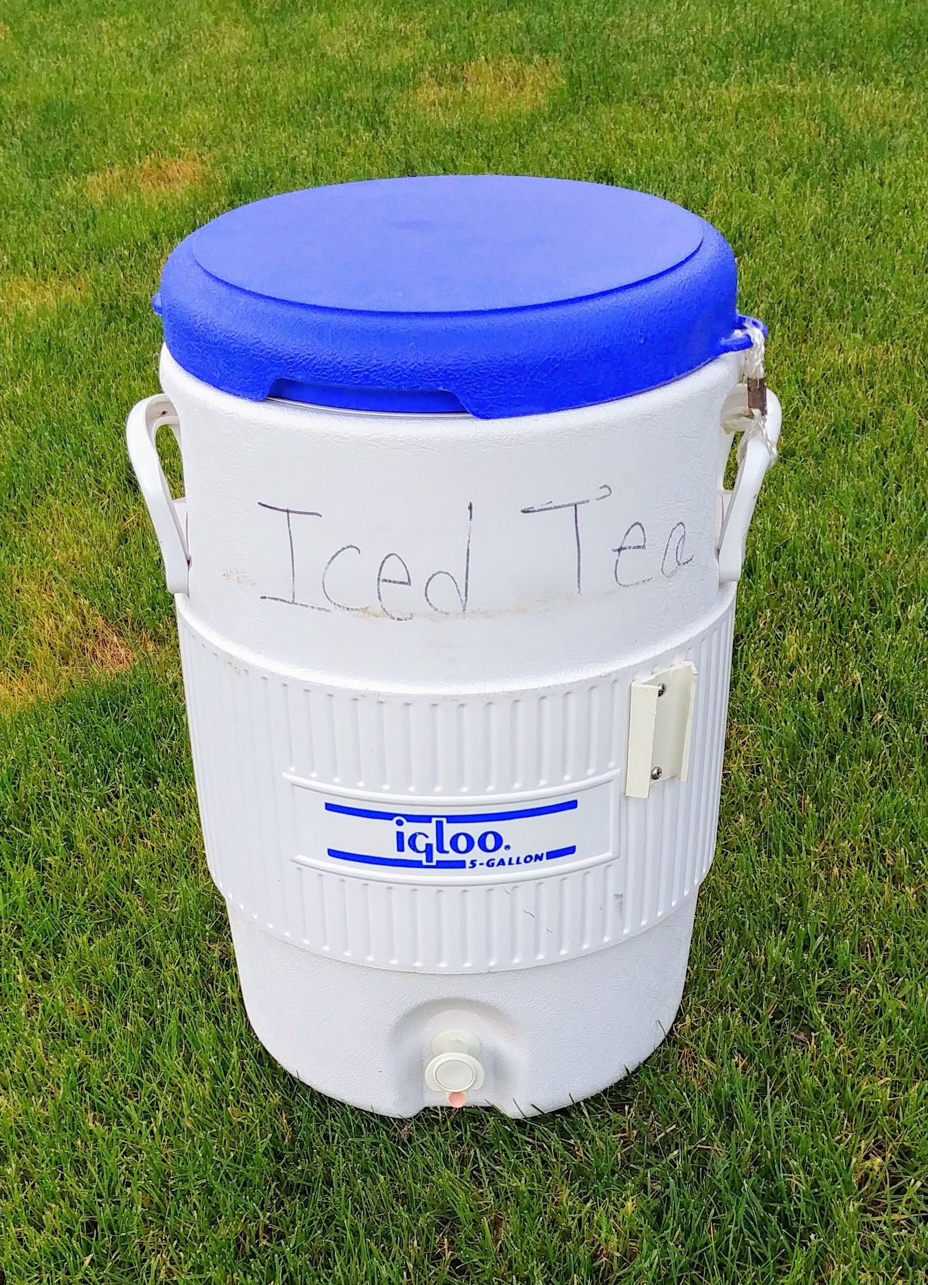 IGLOO: 5 gallon drink cooler