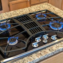 Jenn Air 30" Gas Cooktop With Downdraft Fan