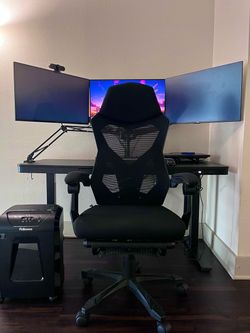 Streaming Bundle: 3 Dell 2K 100Hz Monitors + Standing Desk + Chair + Shredder + Mic