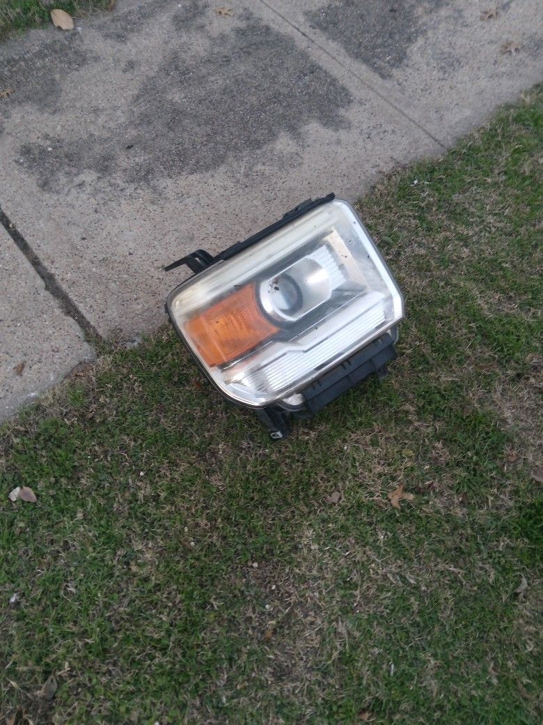 2013 GMC Sierra Right head light