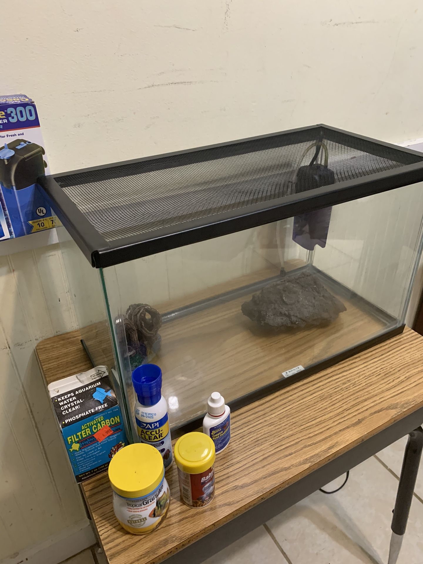 New 45 Liter pet Tank (with Metal  Screen Top) all accessories included. Tank was Never used Pump in