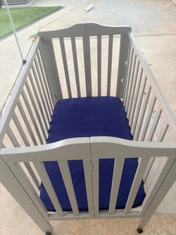 Portable baby crib