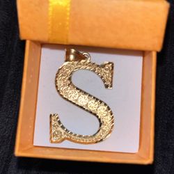 10k Gold Classic S Initial Charm (med) 