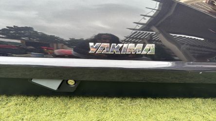 Yakima cargo box for roof SUV