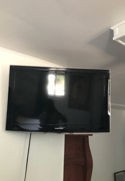Samsung TV 32’ inch best offer takes it . No remote