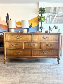 Wood Dresser / 7 Drawer / French Provincial / Vintage!