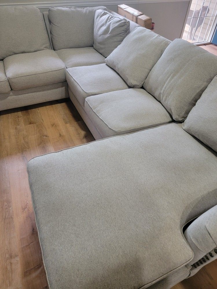 Sectional Light Grey With Chair And Pillows 