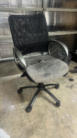 Sturdy Height Adjusting Desk Chair 