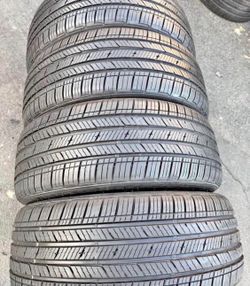 235/45/18 Goodyear set de Tires con 80% de vida las