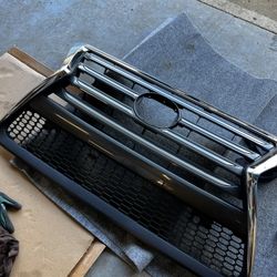 Lexus GX460 Grill ..  Complete 