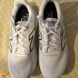 New balance Men’s 860 Fresh Foam Size 9.5