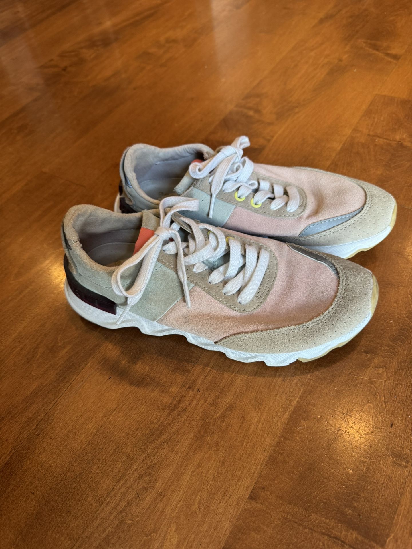 Woman’s Sorel Sneakers Shipping Available