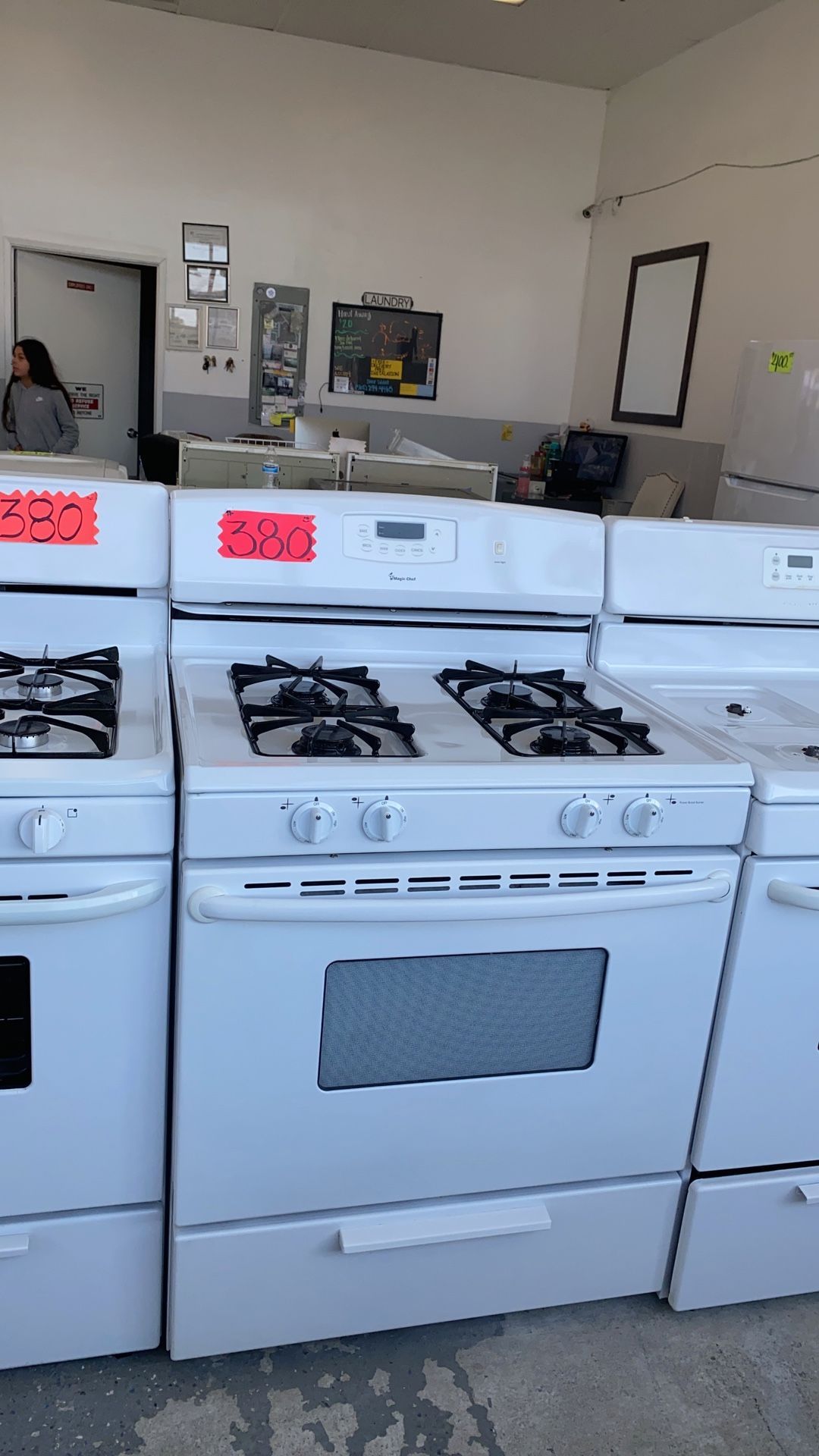 30β Magic Chef White Gas Stove