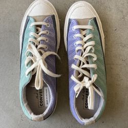 Size 10.5 Women’s Chuck Taylor Canvas Converse