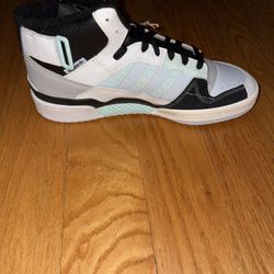 Forum Exhibit Mid size 8.5 mens