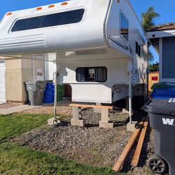 Caribou Slide-Out Truck Camper – Queen Bed – Bathroom – A/C – Excellent Shape