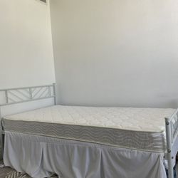 Cama individual casi nueva con base metálica, colchón y falda decorativa ✨ ✨ Almost New Twin Bed w