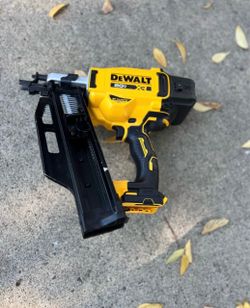DEWALT 20V MAX* 21º Plastic Collated Cordless Framing Nailer $340