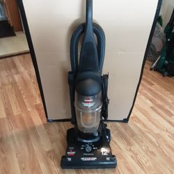 Bissell Vacuum Cleaner 12Amps . Power Forse . Work Good 