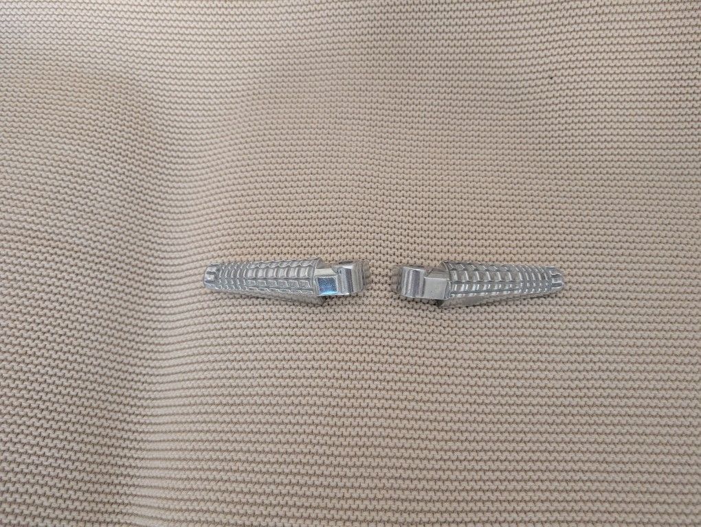 GSX8R 2025 OEM Passenger Footpegs