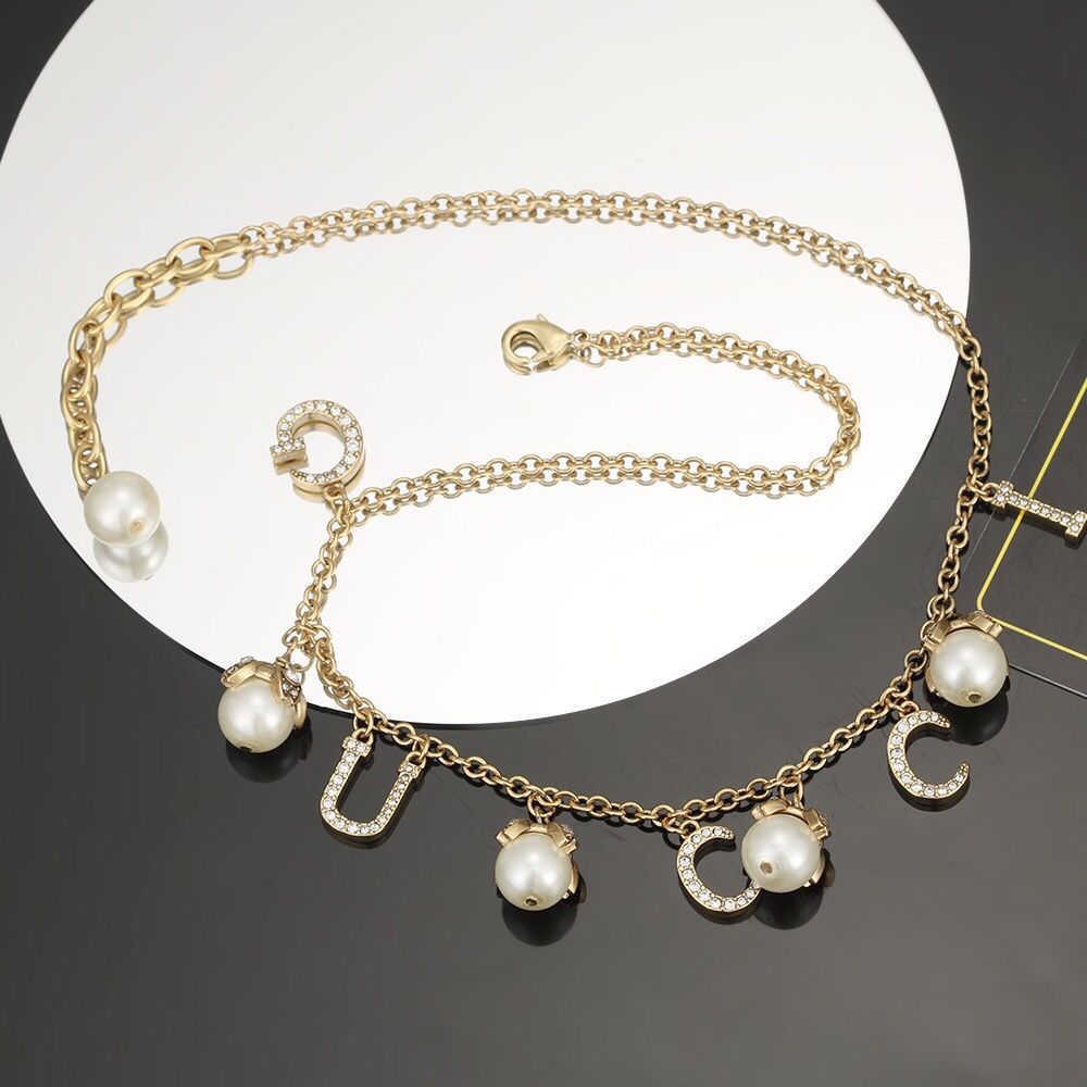 A retro and fashionable high-end necklace