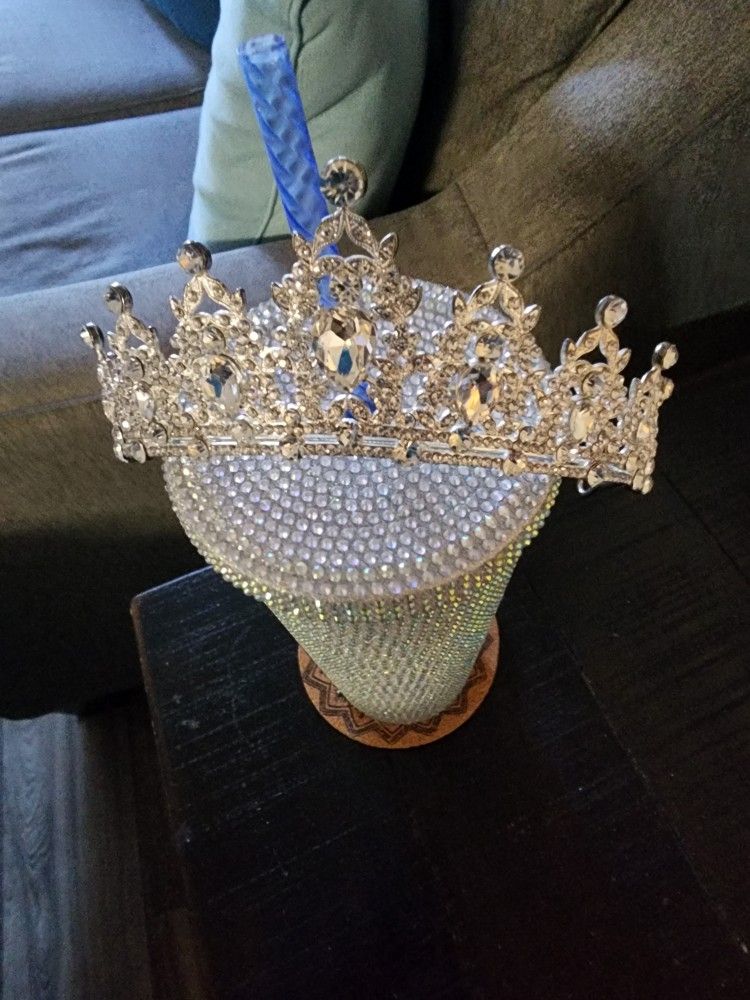 Beautiful tiara in good condition