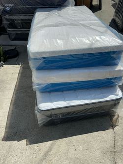 Twin size Mattress Pillow Top 10"    new Mattress in a plastic sealed