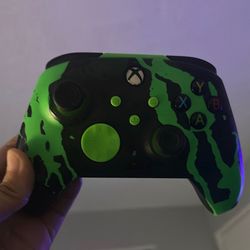 2 Xbox Controllers
